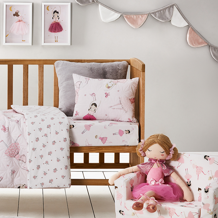 Girls cot outlet quilt